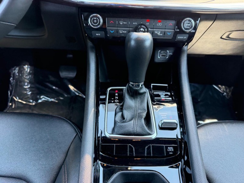 Jeep Compass Vehicle Full-screen Gallery Image 14