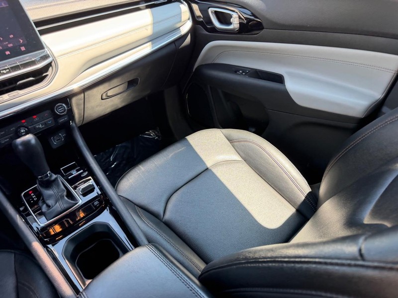 Jeep Compass Vehicle Full-screen Gallery Image 15