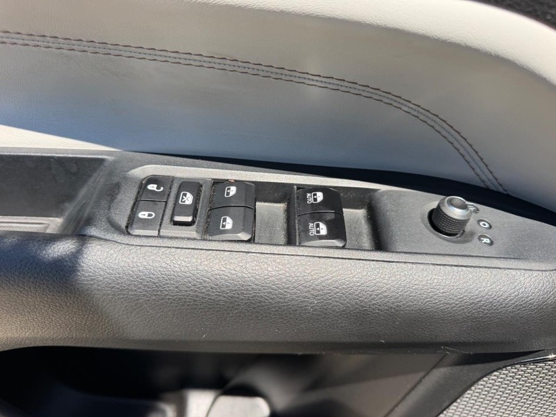 Jeep Compass Vehicle Full-screen Gallery Image 16