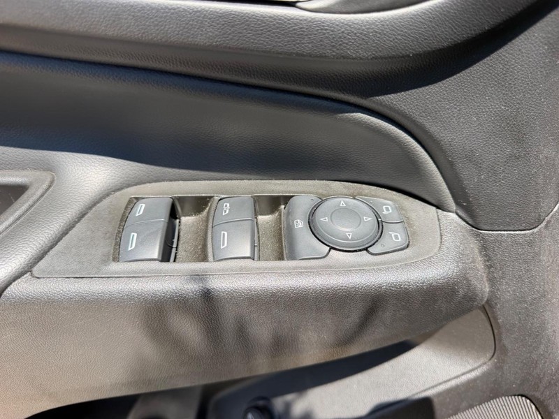 Chevrolet Equinox Vehicle Full-screen Gallery Image 17