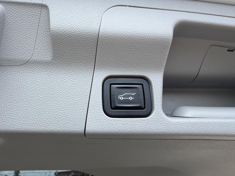 GMC Acadia Vehicle Full-screen Gallery Image 6