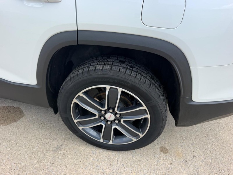 GMC Acadia Vehicle Full-screen Gallery Image 7