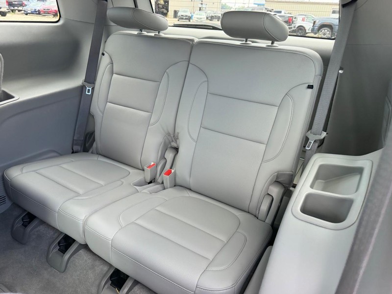 GMC Acadia Vehicle Full-screen Gallery Image 8