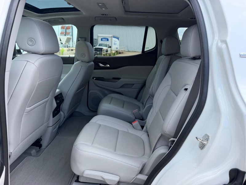 GMC Acadia Vehicle Full-screen Gallery Image 9
