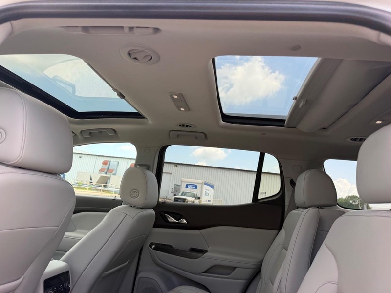 GMC Acadia Vehicle Full-screen Gallery Image 10
