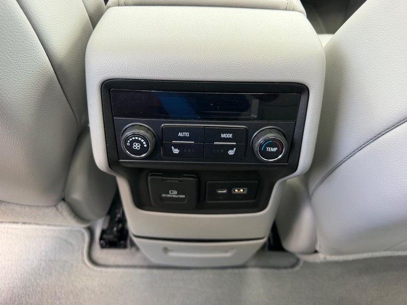 GMC Acadia Vehicle Full-screen Gallery Image 11