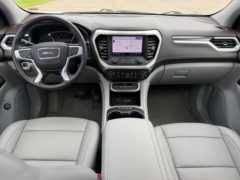 GMC Acadia Vehicle Full-screen Gallery Image 12