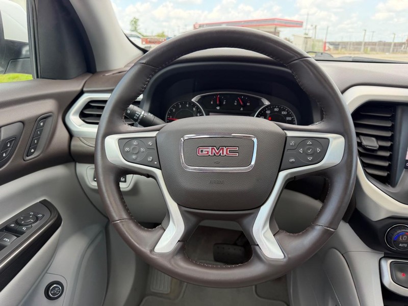 GMC Acadia Vehicle Full-screen Gallery Image 13