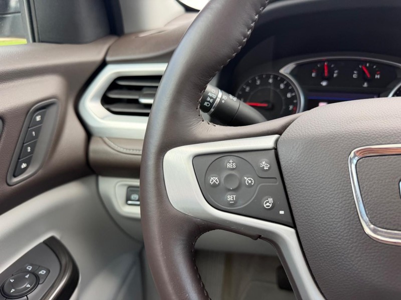 GMC Acadia Vehicle Full-screen Gallery Image 14