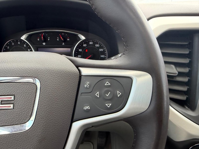 GMC Acadia Vehicle Full-screen Gallery Image 15