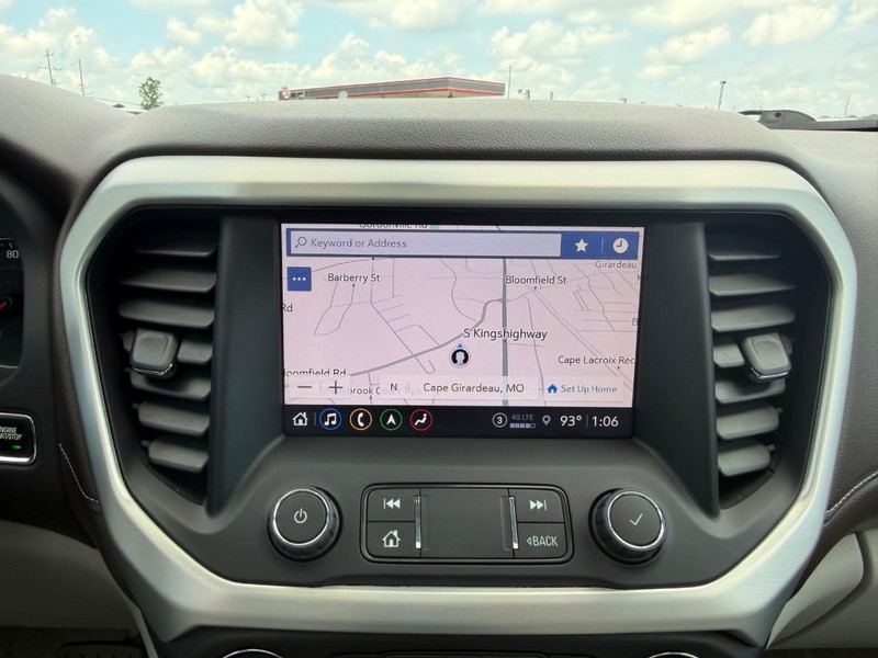 GMC Acadia Vehicle Full-screen Gallery Image 16