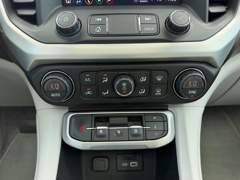 GMC Acadia Vehicle Full-screen Gallery Image 17