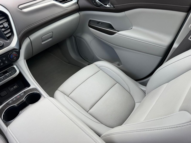 GMC Acadia Vehicle Full-screen Gallery Image 19