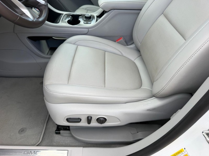 GMC Acadia Vehicle Full-screen Gallery Image 22