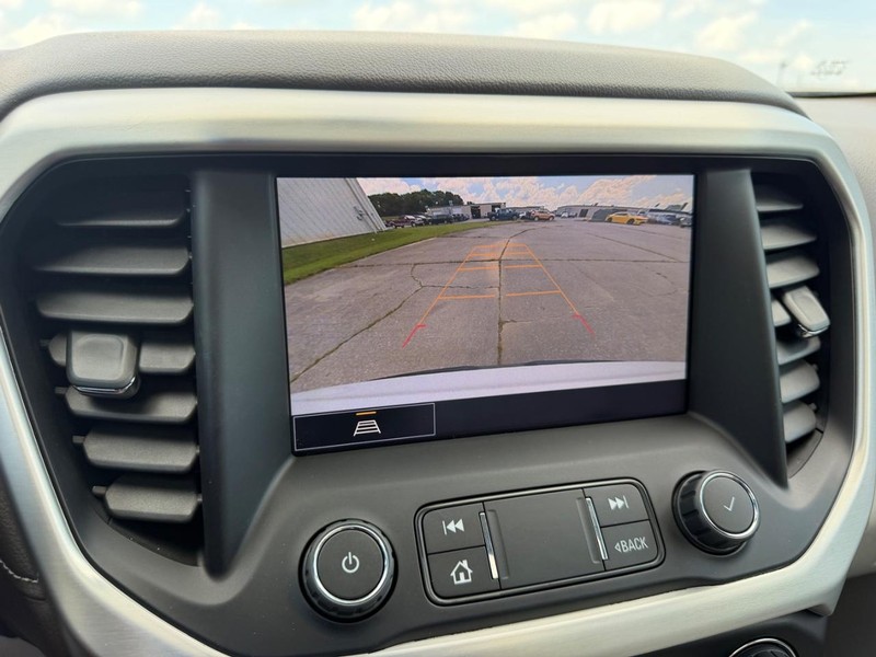 GMC Acadia Vehicle Full-screen Gallery Image 24