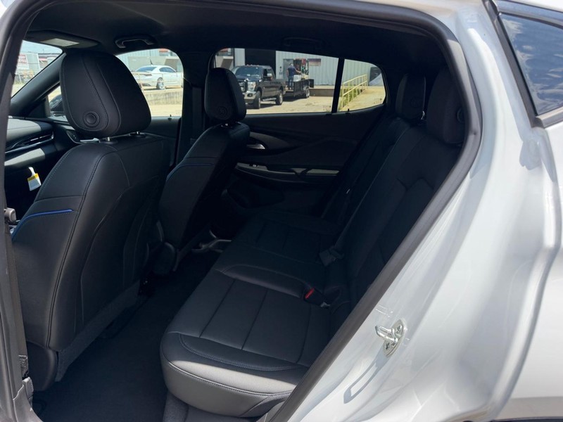 Buick Envista Vehicle Full-screen Gallery Image 8
