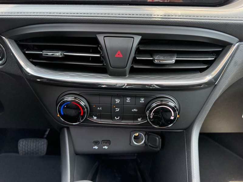 Buick Encore GX Vehicle Full-screen Gallery Image 14
