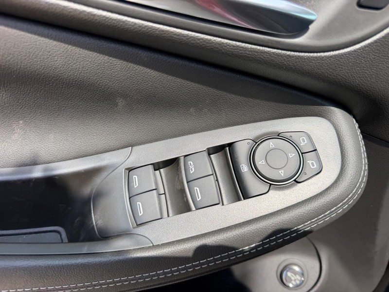 Buick Encore GX Vehicle Full-screen Gallery Image 17