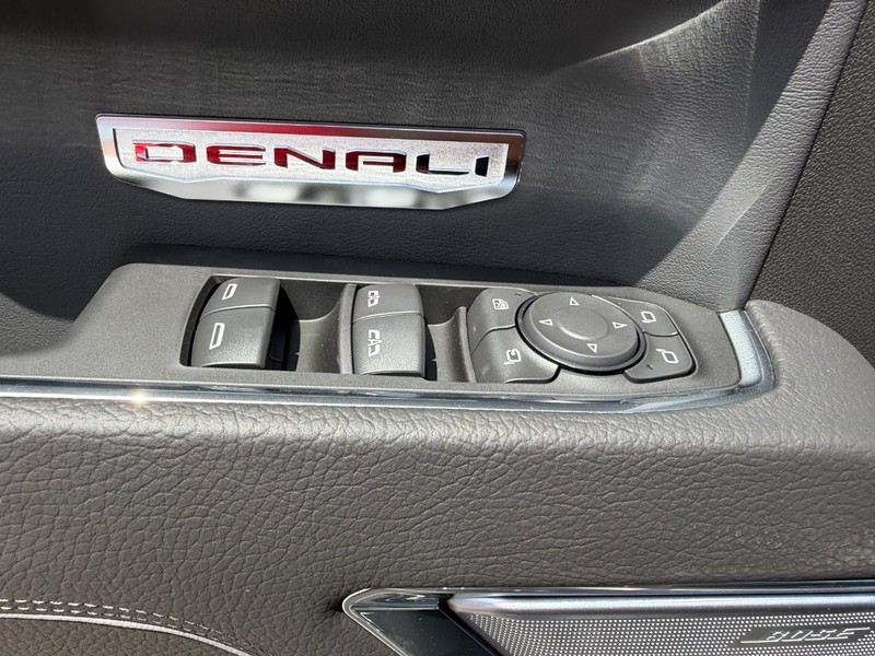 GMC Sierra 1500 Vehicle Full-screen Gallery Image 17