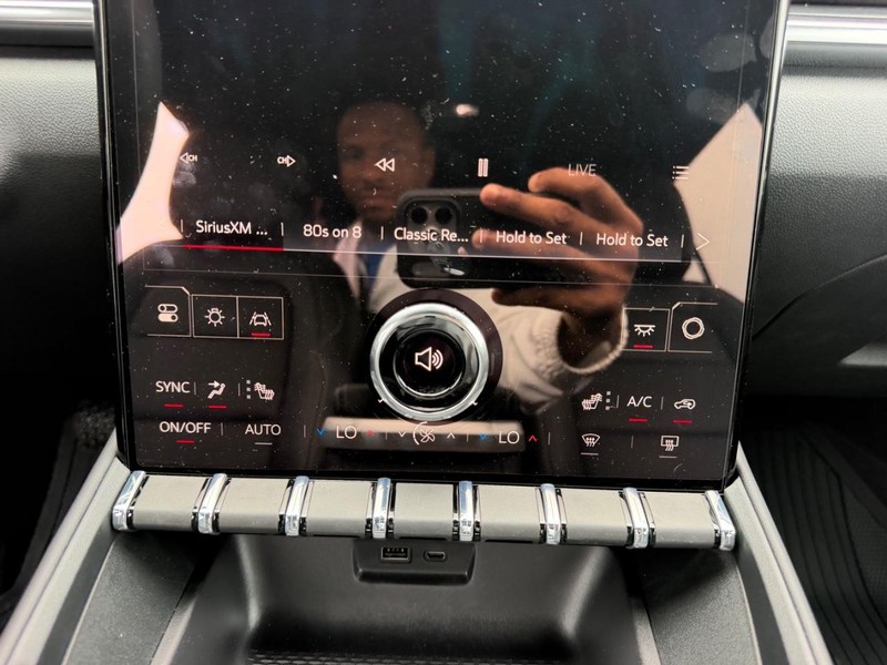 GMC Terrain Vehicle Full-screen Gallery Image 15
