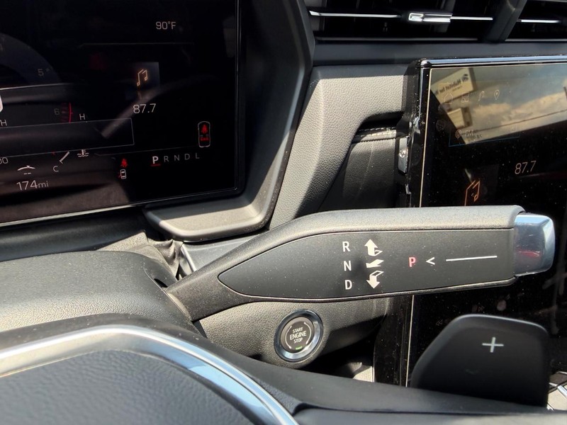 GMC Terrain Vehicle Full-screen Gallery Image 12