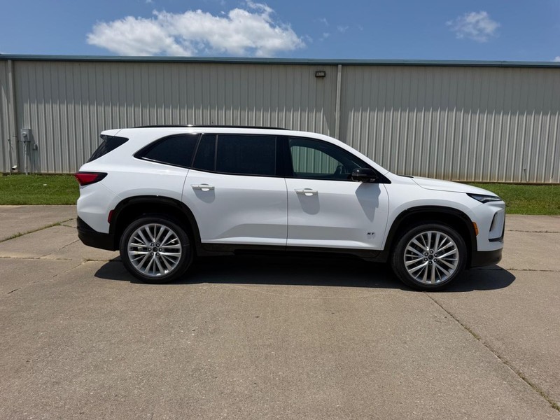 Buick Enclave Vehicle Full-screen Gallery Image 2