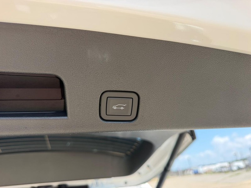 Buick Enclave Vehicle Full-screen Gallery Image 6