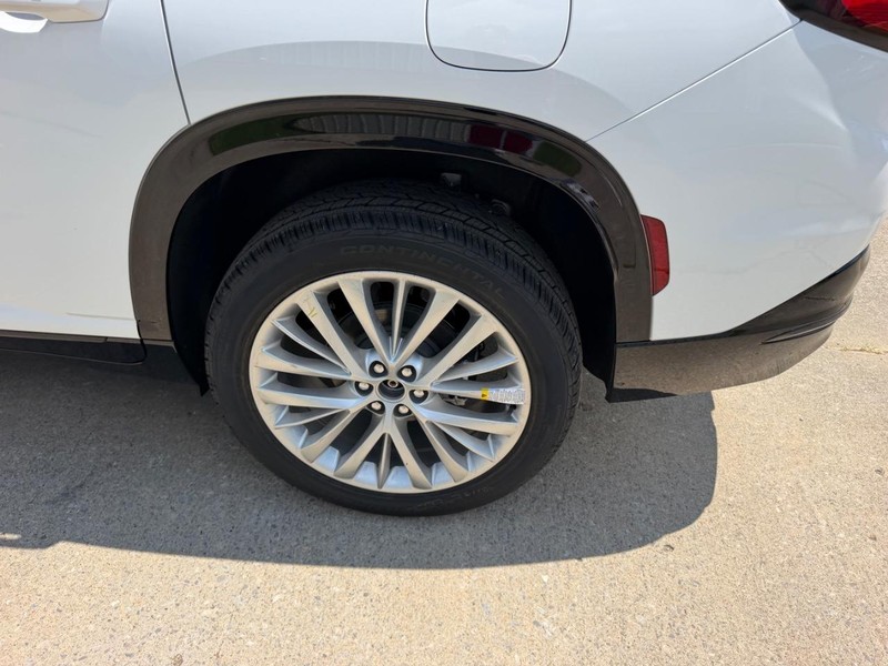 Buick Enclave Vehicle Full-screen Gallery Image 7
