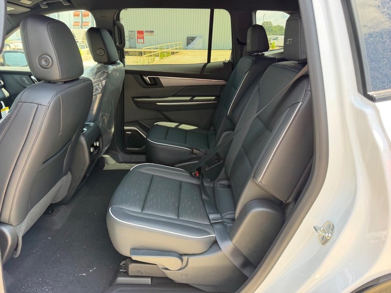 Buick Enclave Vehicle Full-screen Gallery Image 9