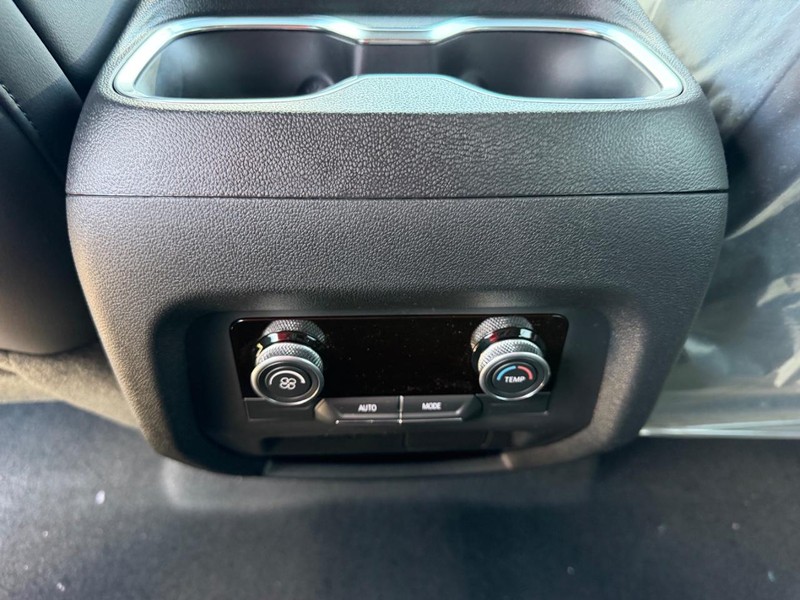 Buick Enclave Vehicle Full-screen Gallery Image 10