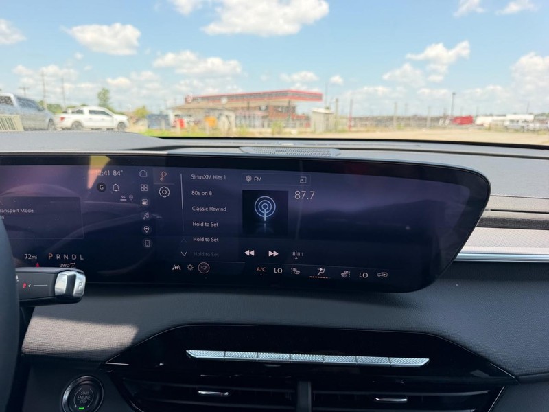 Buick Enclave Vehicle Full-screen Gallery Image 16