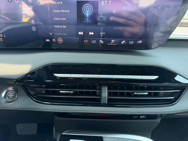 Buick Enclave Vehicle Full-screen Gallery Image 18