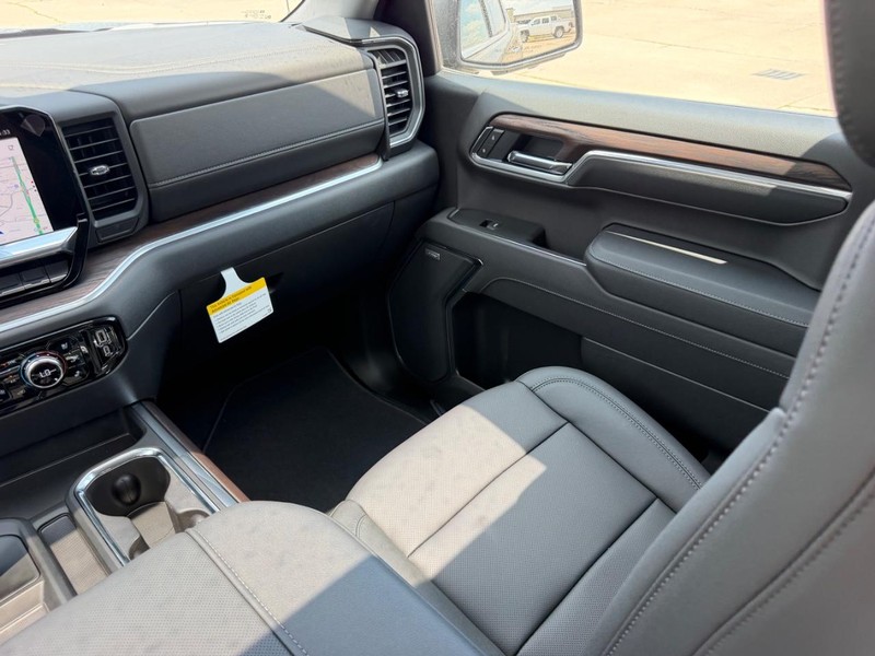 GMC Sierra 1500 Vehicle Full-screen Gallery Image 16