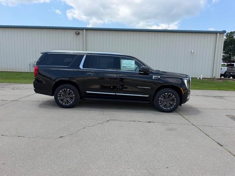 GMC Yukon XL Vehicle Full-screen Gallery Image 2