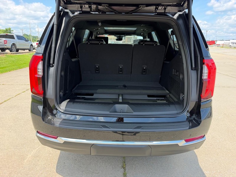 GMC Yukon XL Vehicle Full-screen Gallery Image 5