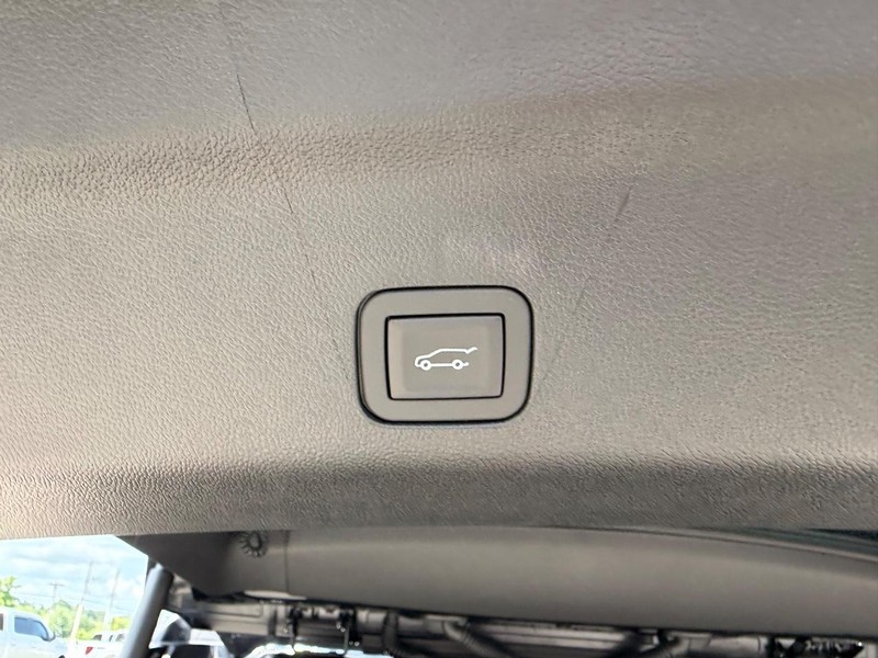 GMC Yukon XL Vehicle Full-screen Gallery Image 6