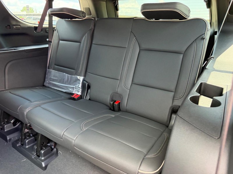 GMC Yukon XL Vehicle Full-screen Gallery Image 8