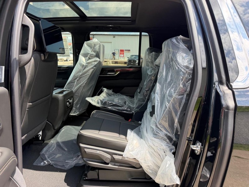 GMC Yukon XL Vehicle Full-screen Gallery Image 9