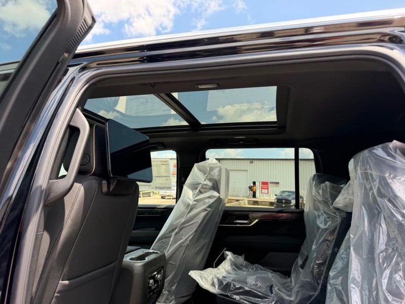 GMC Yukon XL Vehicle Full-screen Gallery Image 10