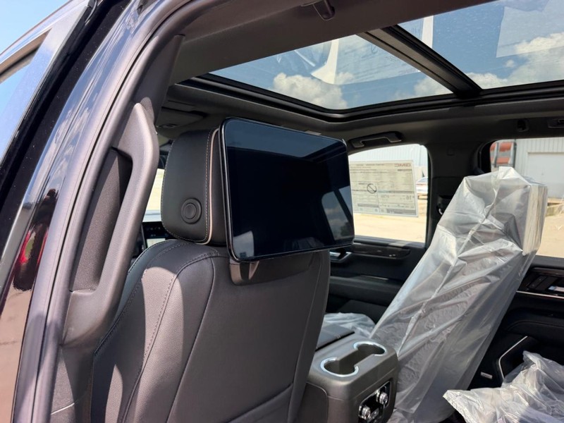 GMC Yukon XL Vehicle Full-screen Gallery Image 11