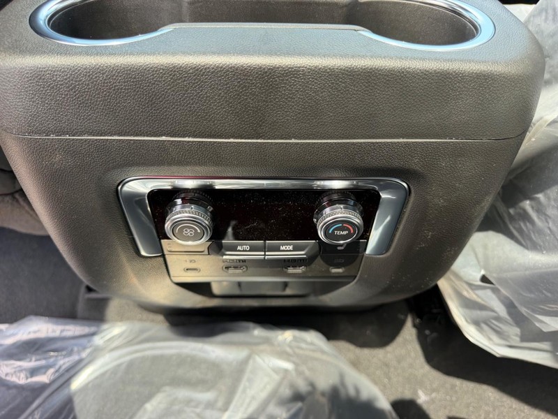 GMC Yukon XL Vehicle Full-screen Gallery Image 12