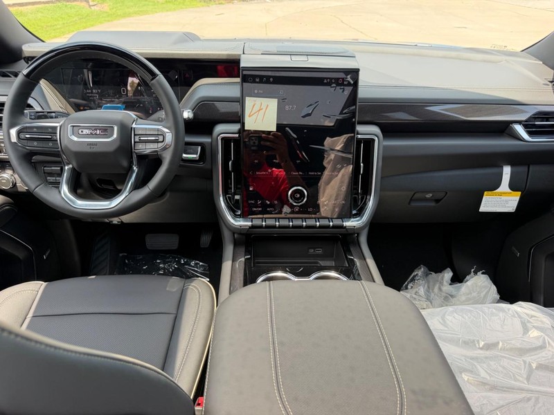 GMC Yukon XL Vehicle Full-screen Gallery Image 13