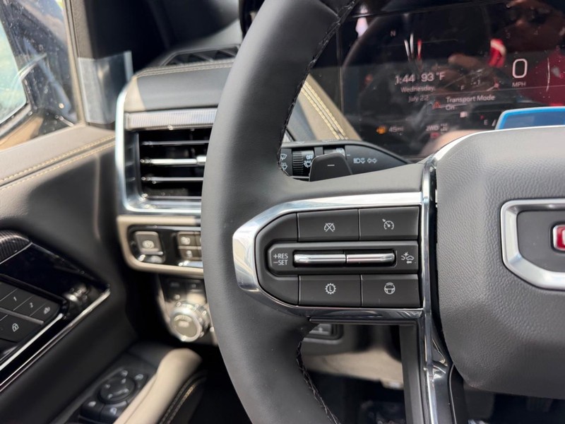 GMC Yukon XL Vehicle Full-screen Gallery Image 15