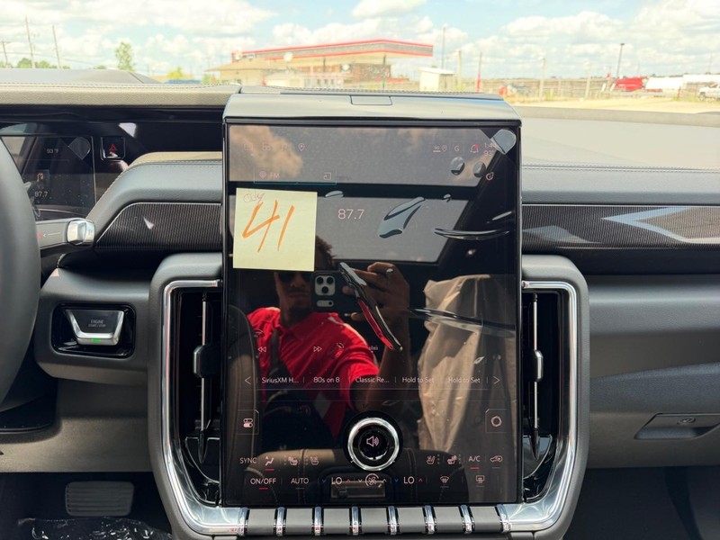 GMC Yukon XL Vehicle Full-screen Gallery Image 18