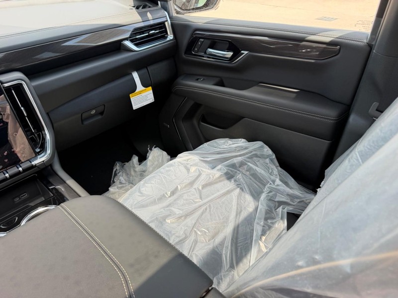 GMC Yukon XL Vehicle Full-screen Gallery Image 20
