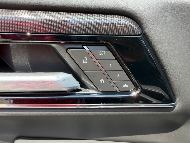GMC Yukon XL Vehicle Full-screen Gallery Image 22
