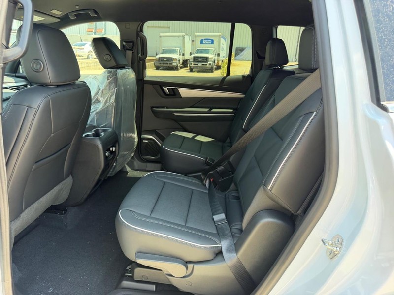 Buick Enclave Vehicle Full-screen Gallery Image 9