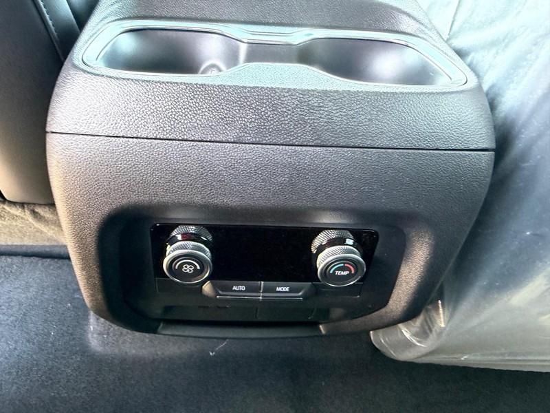 Buick Enclave Vehicle Full-screen Gallery Image 10