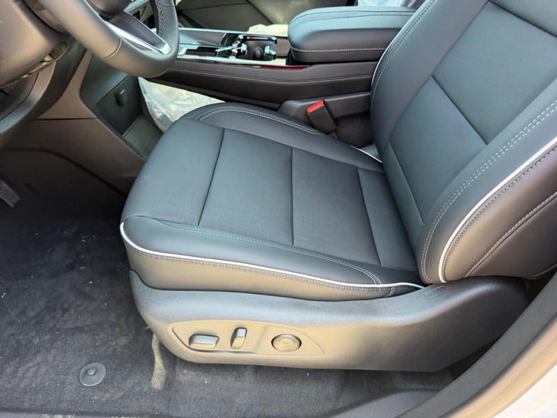 Buick Enclave Vehicle Full-screen Gallery Image 19