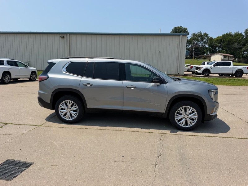 GMC Acadia Vehicle Full-screen Gallery Image 2